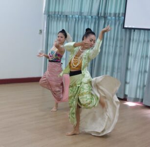 Textiles and Lanna Dance 2 women